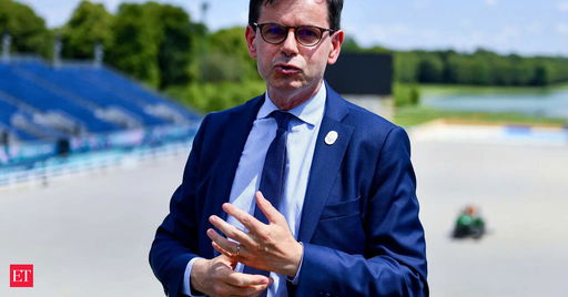 Head of France's Versailles Palace to take over Louvre: Report