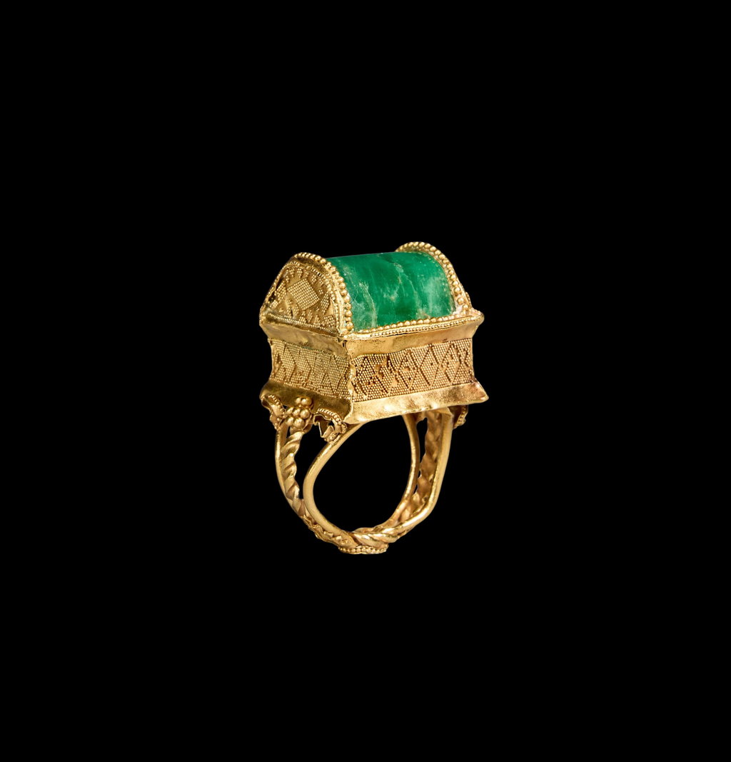 A Late Hellenistic Gold and Emerald Finger Ring by Ancient Greek sold for $166,400 (732% above estimate). Image courtesy of Sotheby's
