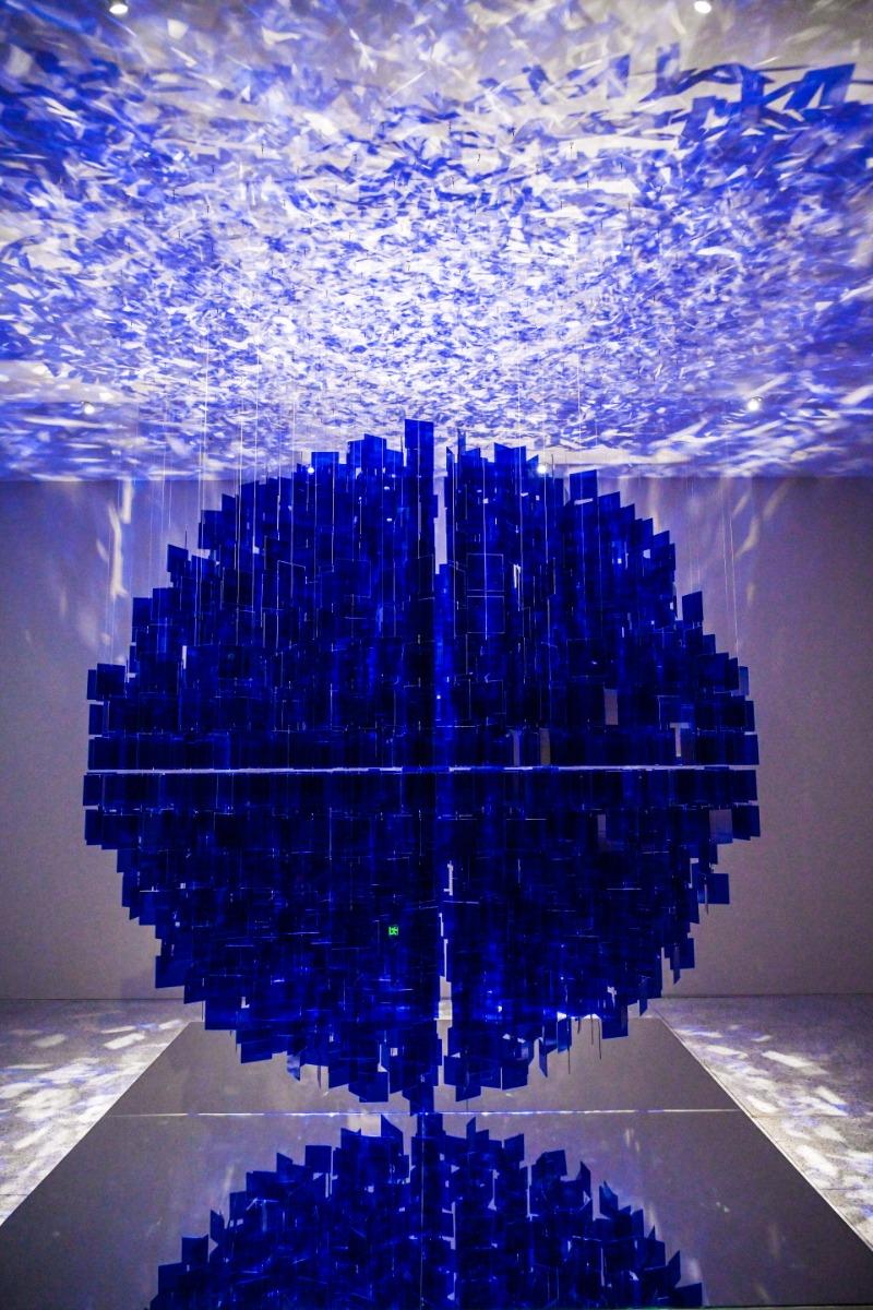 Julio Le Parc, Blue Sphere 2013. Photo © Museum of Art Pudong