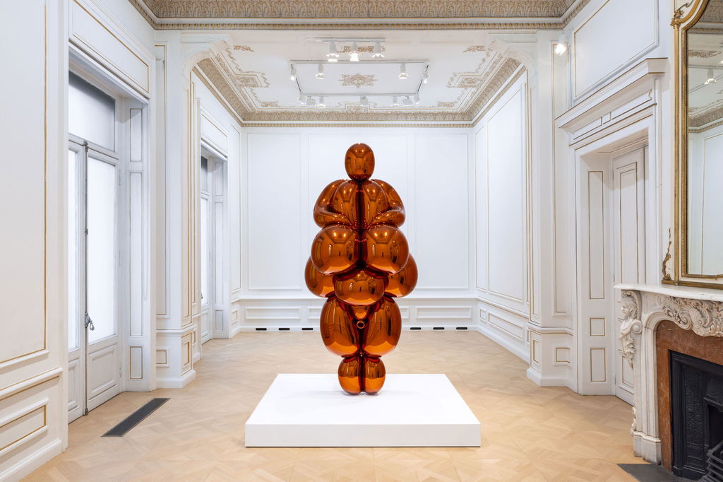 Jeff Koons, Balloon Venus Lespugue (Orange) (2013-19), Homem Sonnabend Collection. Photograph Paris Tavitian, copyright the artist and Museum of Cycladic Art.