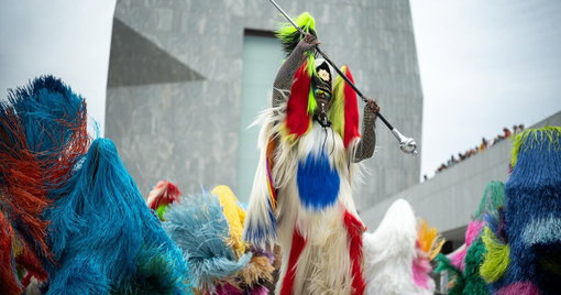 nick cave’s soundsuits bring the stage into the crowd