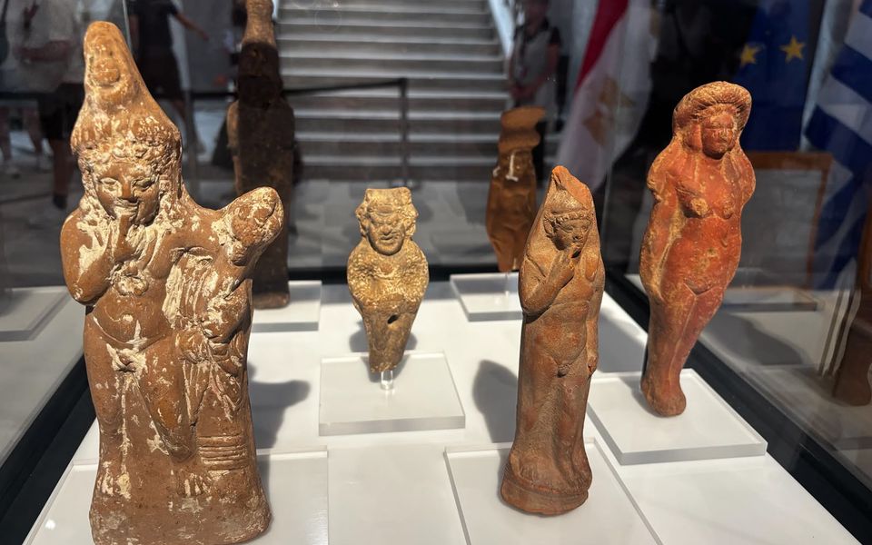 Skip statuettes go home