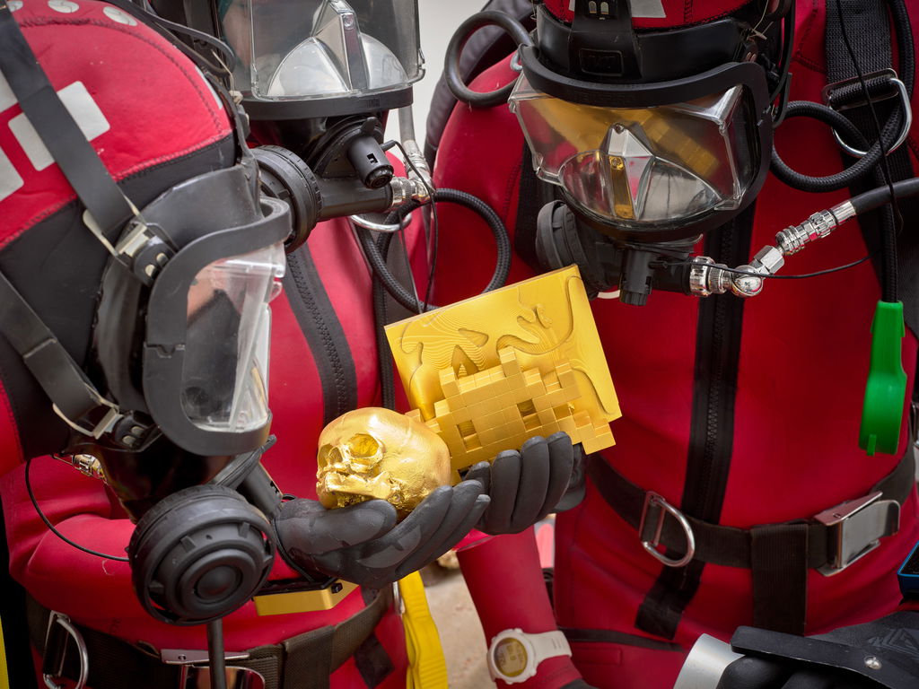 Three Divers Discovering Gold Objects 4