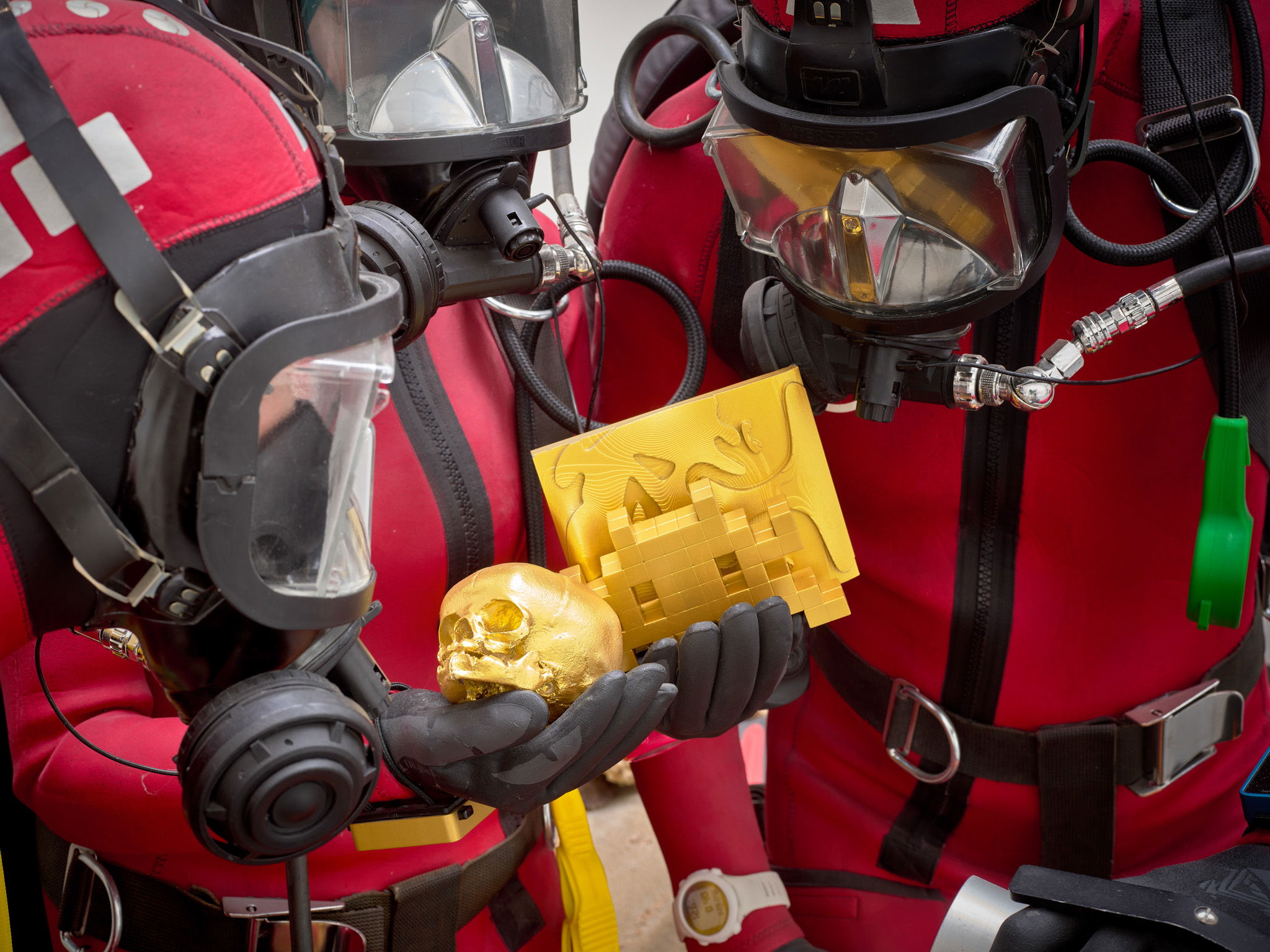 Three Divers Discovering Gold Objects 4