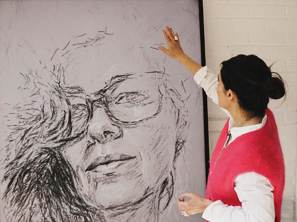 Es Devlin in her studio with a digital portrait during testing. © Google Arts & Culture Lab.