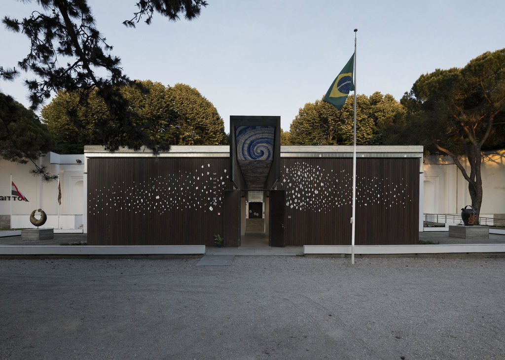 Installation view of the Brazilian Pavilion at the 61st International Art Exhibition — La Biennale di Venezia. Façade by Rosana Paulino, Casulos, 2026. Photo credits: Rafa Jacinto / Fundação Bienal de São Paulo