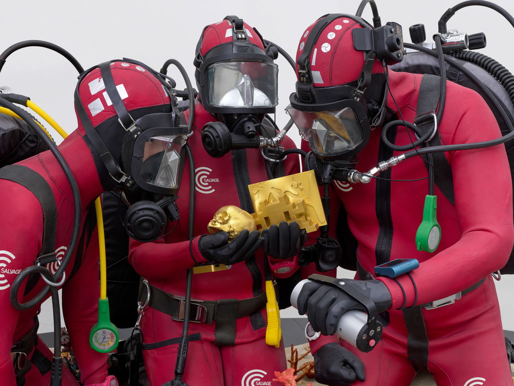 Three Divers Discovering Gold Objects 6