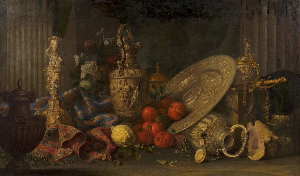 Composition aux pièces d'argent, tapis d'Orient, vase en porphyre, coquillage, bigarade et cédrat. Image courtesy of Artcurial