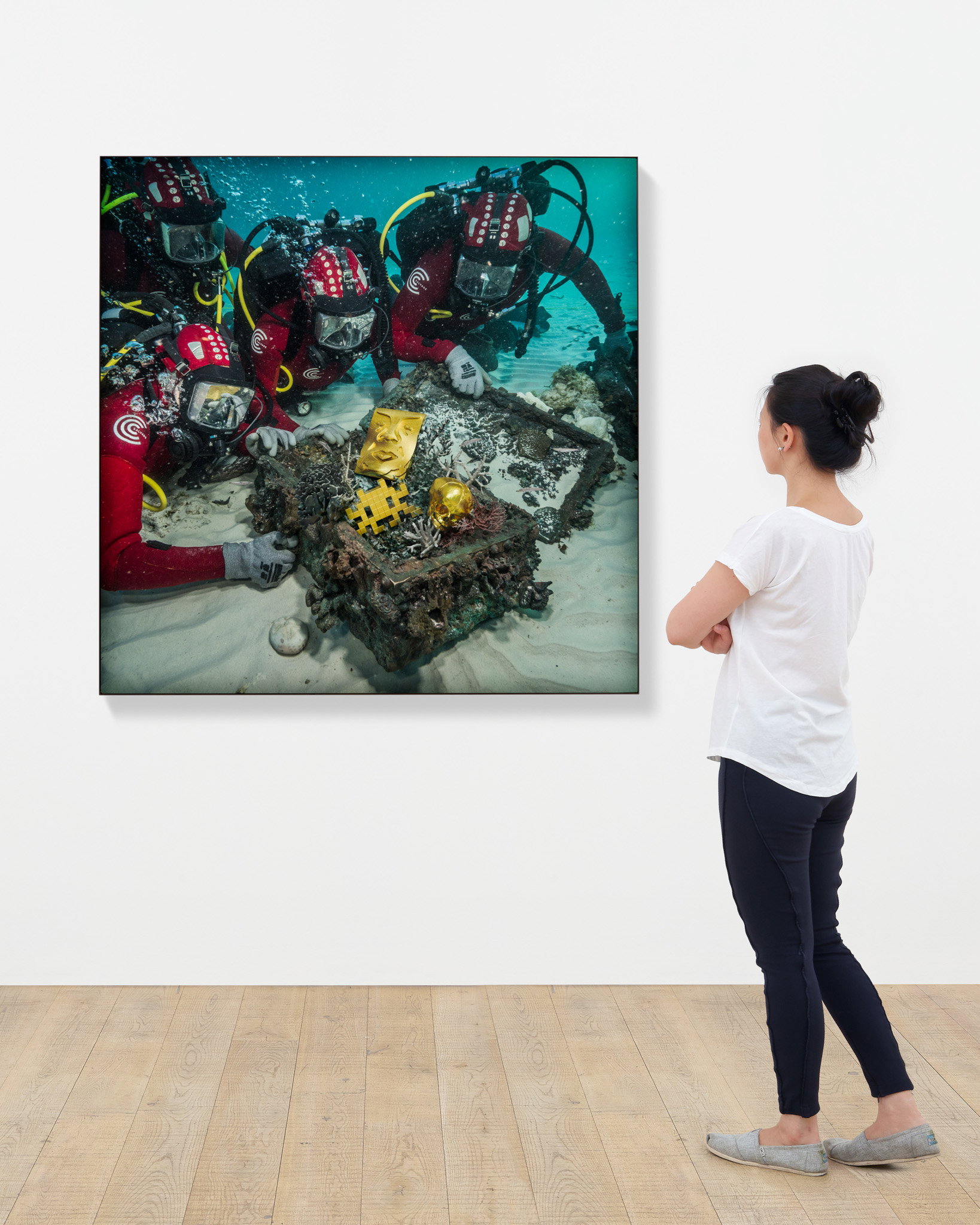 Three Divers Discovering Gold Objects scale image